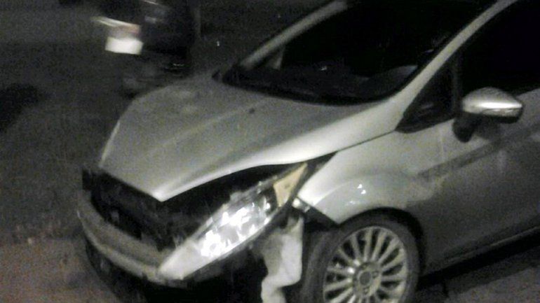 El lateral del Ford Focus quedó destruido tras el choque en la rotonda.