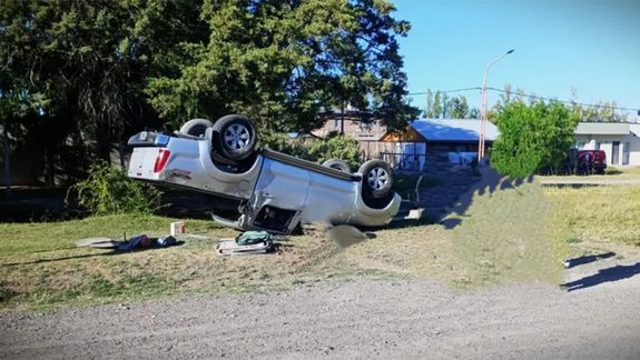 Una mujer manejaba con 1,69 gramos de alcohol en sangre y terminó en un  zanjón con su auto