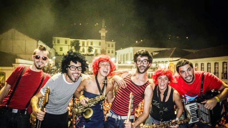 La vida es un escenario. Los músicos se han presentado en gran parte de Argentina y han recorrido otros siete países de Latinoamérica desde el 2005.