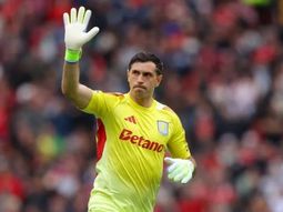 Dibu Martínez fue silbado por los hinchas del Lille durante todo el partido.