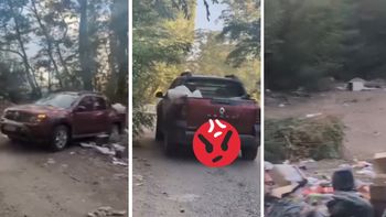 Una mujer que arrojaba basura en un terreno fue escrachada en redes sociales. Una mujer que arrojaba basura en un terreno fue escrachada en redes sociales.