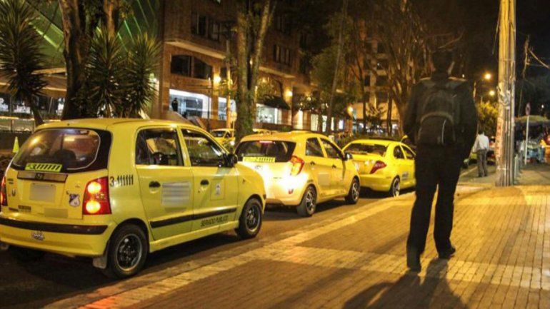 Subieron al taxi a un amigo borracho pero era un cadáver