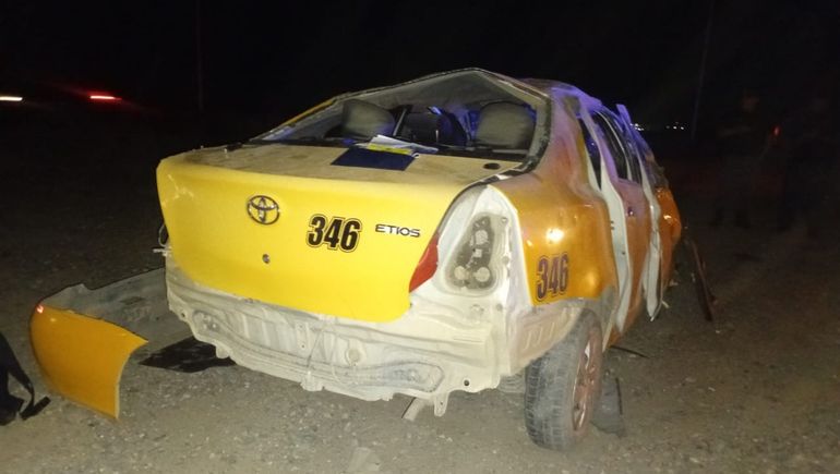 El taxi de Neuquén quedó destrozado por el vuelco en la ruta 51