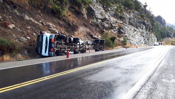 Volcó un camión cisterna en la 237 y temen que derrame llegue al Limay