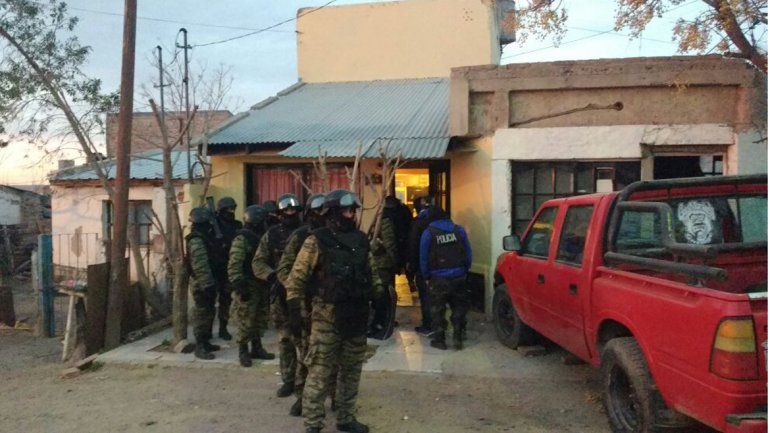 Hallaron armas de guerra y cientos de municiones tras los allanamientos a miembros de la Uocra