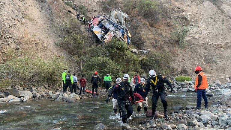 Un colectivo cayó al abismo en Perú: al menos 32 muertos