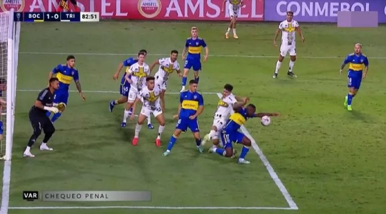 ¿Querían cobrar penal? El audio revelador del VAR en la jugada de Advíncula