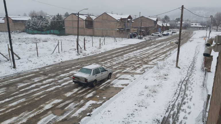 Junín de los Andes también enfrenta el temporal de lluvia y nieve. Junín de los Andes también enfrenta el temporal de lluvia y nieve.