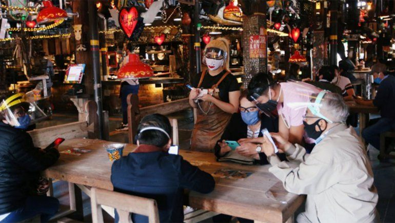 Dos metros no sería suficiente para evitar el contagio