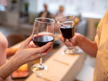 El vino NOLO mantiene el ritual social sin la presencia de graduación alcohólica tradicional. El vino NOLO mantiene el ritual social sin la presencia de graduación alcohólica tradicional.