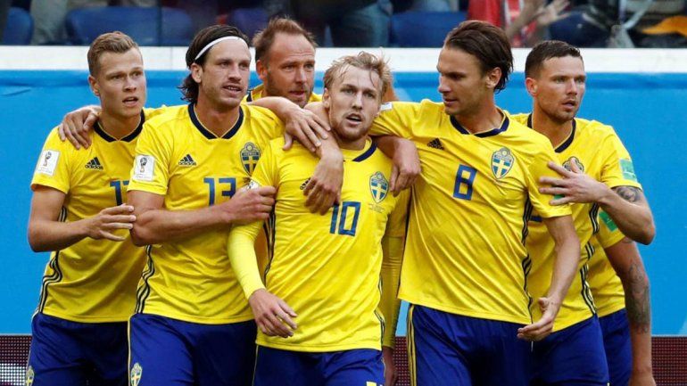 Suecia festejó sin su máxima figura y enfrentará a Inglaterra.