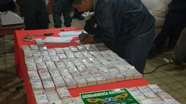 El dinero tras ser contado por los efectivos de Gendarmería Nacional.