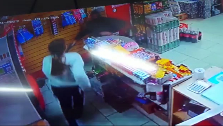 Video: entró armado directo a robar a un kiosco en Centenario