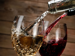 Consumo per cápita 2025: 15,7 litros, récord histórico a la baja. De 29,2 litros en 2005 a menos de 16 litros: la crisis interna obliga a repensar la vitivinicultura argentina. Consumo per cápita 2025: 15,7 litros, récord histórico a la baja. De 29,2 litros en 2005 a menos de 16 litros: la crisis interna obliga a repensar la vitivinicultura argentina.