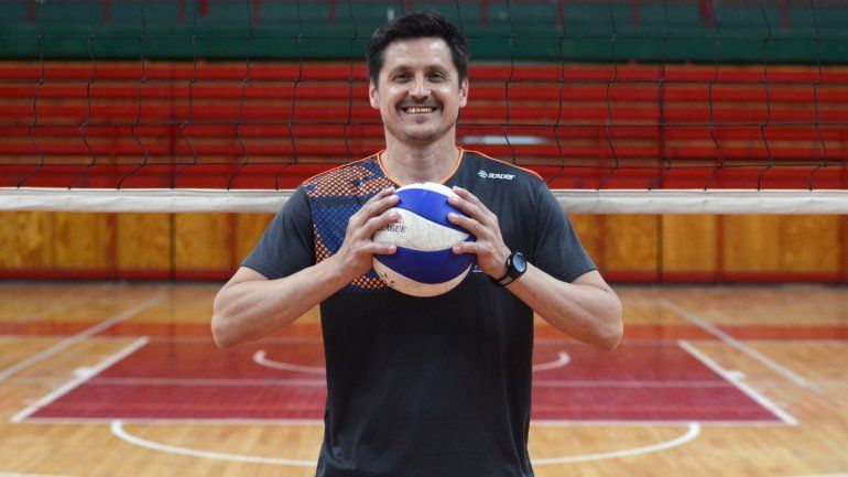 El DT mañana dirige a Gigantes contra Bolívar y luego viaja a Qatar.