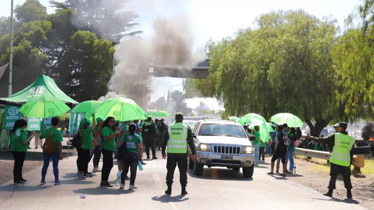 Los manifestantes de ATE y la presencia de Gendarmería / Foto