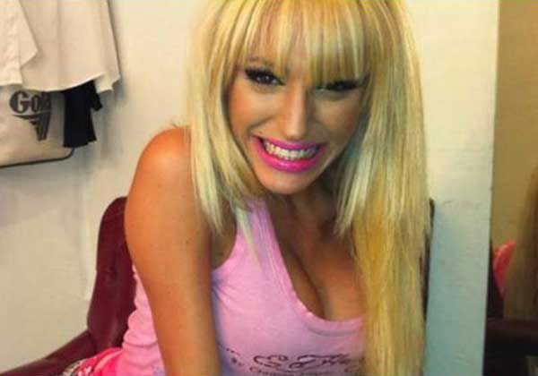 Vicky Xipolitakis ahora se lanza como cantante