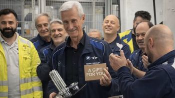 BMW le regaló un M3 a un empleado que se jubiló tras 45 años de trabajo en la planta de Múnich. BMW le regaló un M3 a un empleado que se jubiló tras 45 años de trabajo en la planta de Múnich.