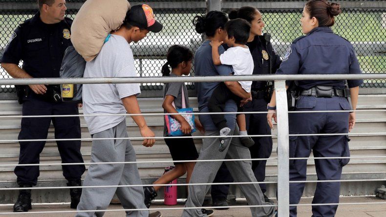 Los niños migrantes irán a bases militares