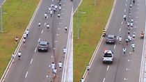El auto conducido por La Vaca Leguizamón Díaz avanzó a gran velocidad en medio de los participantes de la maratón. El auto conducido por La Vaca Leguizamón Díaz avanzó a gran velocidad en medio de los participantes de la maratón.