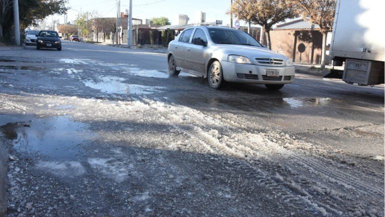 Por las heladas, los neuquinos piden más arena y sal a Defensa Civil