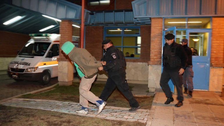 La Policía durante su intervención para controlar a los jóvenes ladrones.