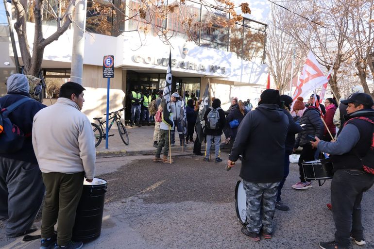 Organizaciones sociales reclaman frente a la comisaría Primera de Neuquén / Foto