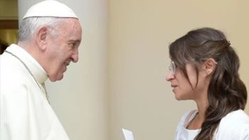 El encuentro de Magdalena Zurita y el Papa Francisco, en 2018, tras la travesía de la joven politóloga de Santa Cruz. El encuentro de Magdalena Zurita y el Papa Francisco, en 2018, tras la travesía de la joven politóloga de Santa Cruz.