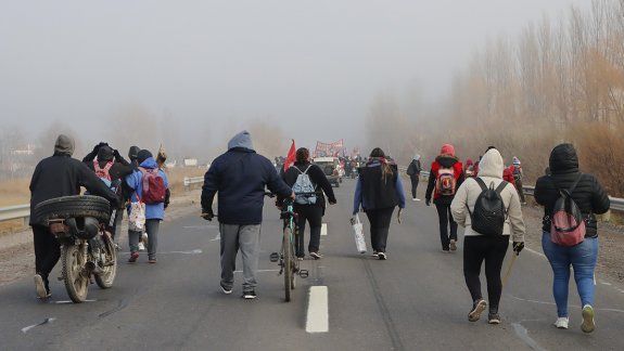 Piqueteros de Río Negro cortaron el tránsito en puentes y rutas