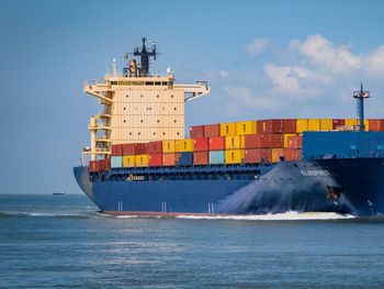 La crisis en las rutas marítimas de Oriente Medio paralizó cargamentos destinados a Dubái y Asia. Exportadores franceses enfrentan demoras, recargos navieros y un fuerte aumento de los costos logísticos. La crisis en las rutas marítimas de Oriente Medio paralizó cargamentos destinados a Dubái y Asia. Exportadores franceses enfrentan demoras, recargos navieros y un fuerte aumento de los costos logísticos.