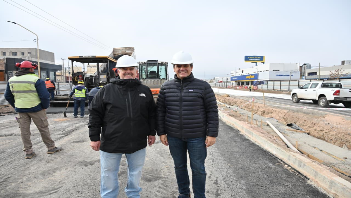 El intendente Mariano Gaido y el secretario de Planeamiento, Alejandro Nicola, durante una recorrida por la zona de obras.&nbsp;