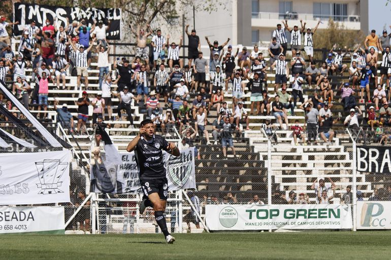 Zárate esta vez pudo festejar su gol con la gente (Anahí Cárdena).