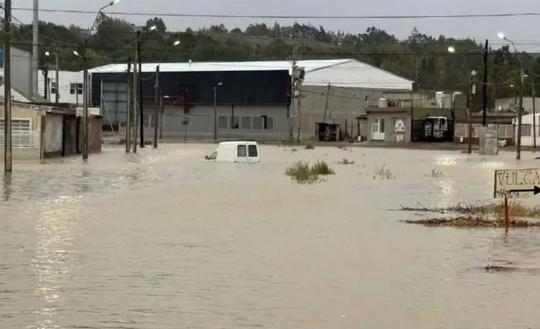 Un temporal inundó numerosos barrios de Comodoro Rivadavia. Un temporal inundó numerosos barrios de Comodoro Rivadavia.