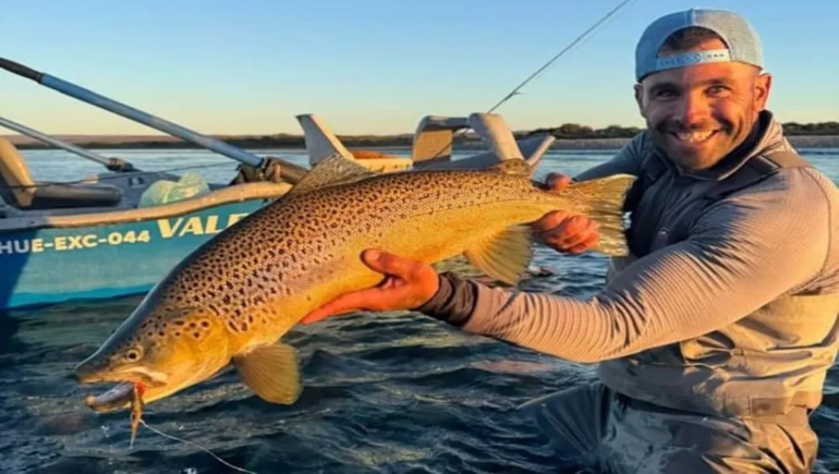 El guía que conoce los misterios de la pesca deportiva y se adaptó a las nuevas tendencias