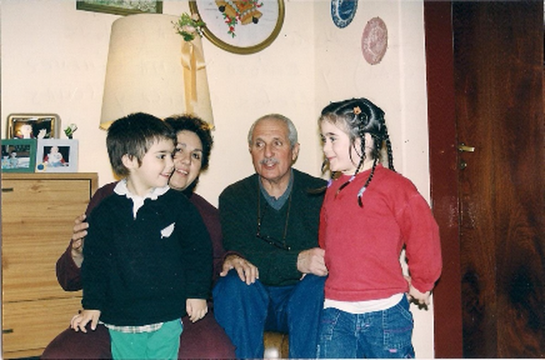 Néstor y familia. Néstor y familia.