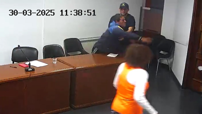 Video de un escándalo en tribunales: atacó, amenazó y le fracturó un dedo al Juez