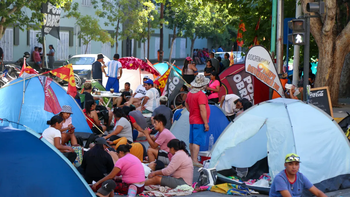 a pesar de la orden de desalojo, continua el acampe a pesar de la orden de desalojo, continua el acampe