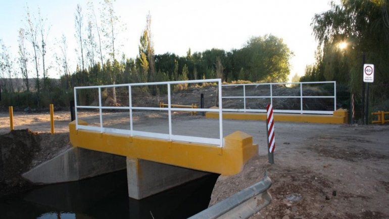 El tercer puente sobre calle Favaloro está en construcción.