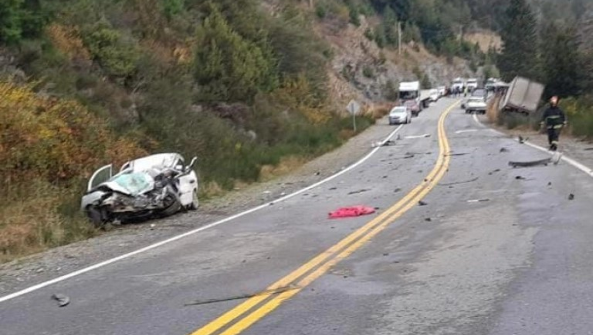 Choque frontal entre un camión y un auto en Ruta 40: hay un muerto
