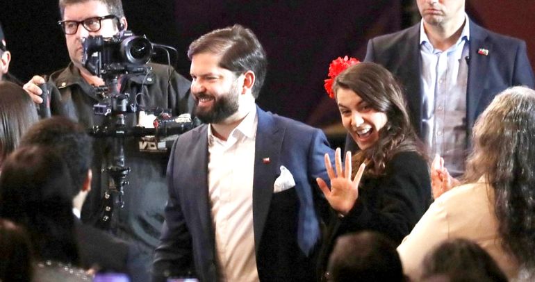 Gabriel Boric y Paula Carrasco en el Parque OHiggins.