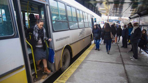 El sistema de paradas flexibles está pensado para operar desde las 22 hasta las 6. El proyecto de ordenanza sumó adhesiones en el Deliberante. 
