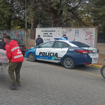 Operativo policial por una mujer en un auto que parecía abandonado, en pleno Paseo de la Costa | LM Neuquen Operativo policial por una mujer en un auto que parecía abandonado, en pleno Paseo de la Costa