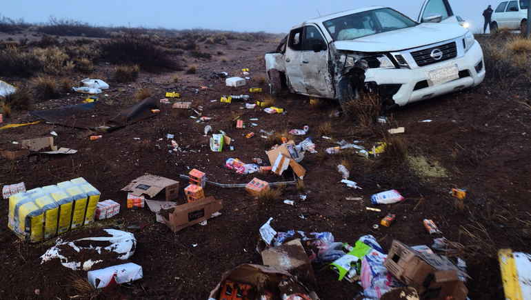 Terrible choque frontal en la Ruta 237: se le salió el motor y la mercadería quedó desparramada