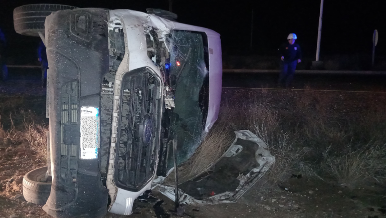 Vuelco en la Ruta 51: el conductor de una combi petrolera siguió de largo en la rotonda