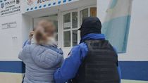 La mujer realizó compras con una tarjeta de crédito robada. La mujer realizó compras con una tarjeta de crédito robada.