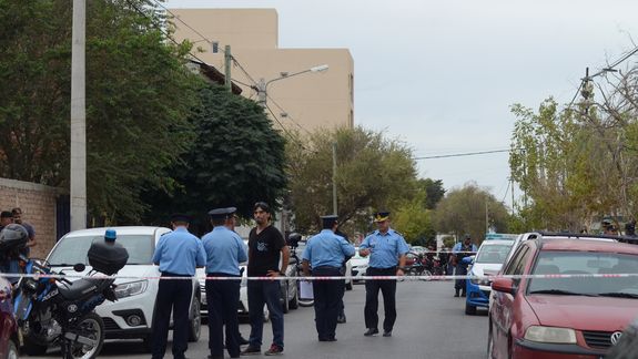 Un policía mató a un joven de un disparo en el centro neuquino: investigan las causas