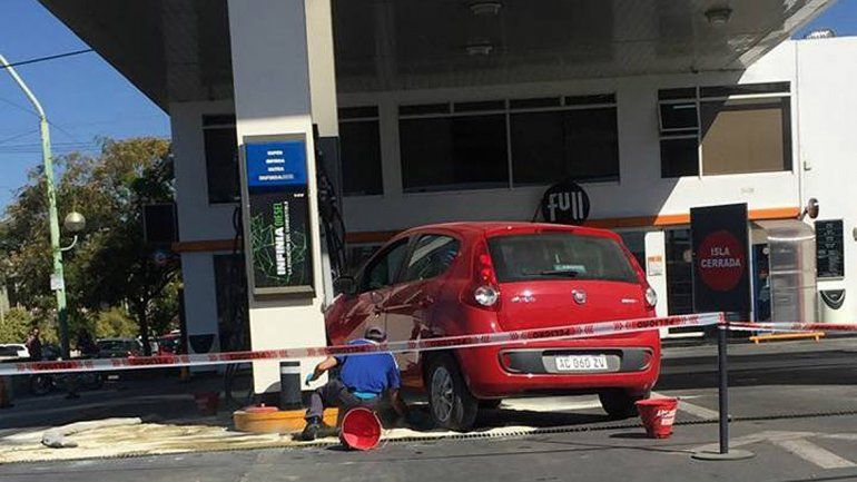 Un despistado calculó mal y se tragó el  surtidor de nafta 