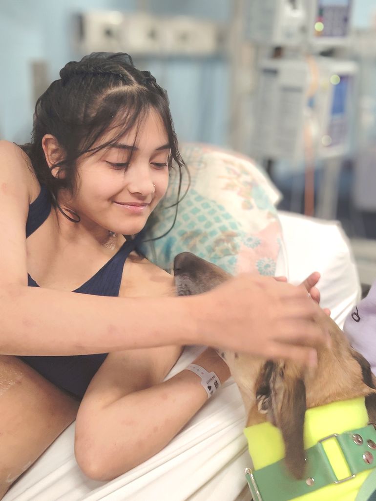 Martina, una paciente adolescente, junto a Burlete. Martina, una paciente adolescente, junto a Burlete.