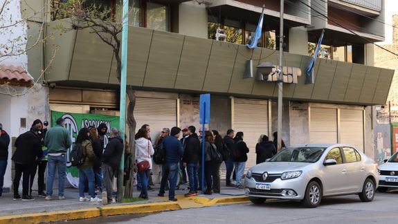 Bloqueo en un edificio provincial en pleno centro: quiénes son y qué reclaman