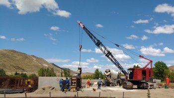 Aseguran que terminarán en un año el puente de La Rinconada